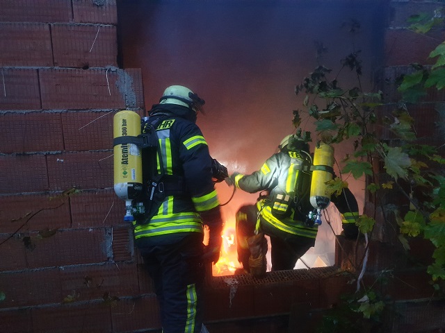 Rauch aus unbewohnten Gebäude!